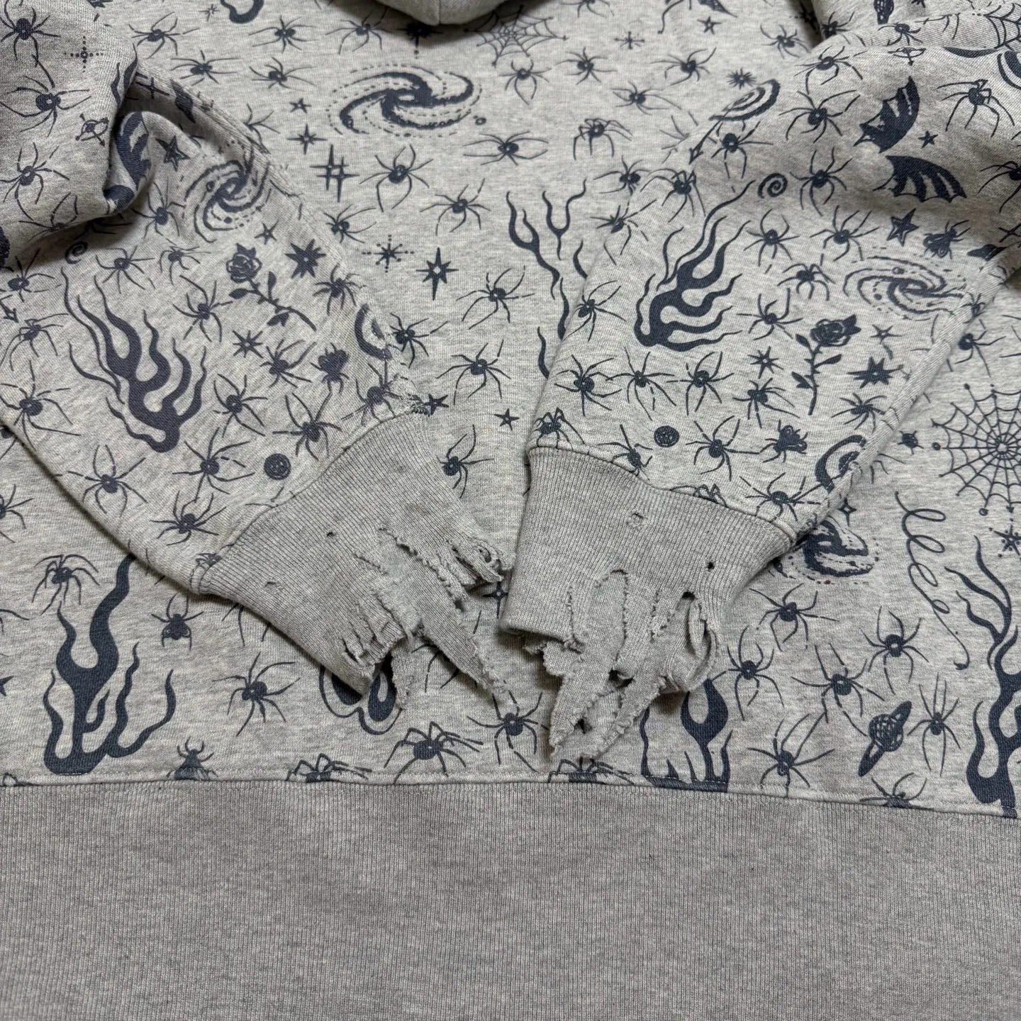 SAINT Mxxxxxx x DR. WOO HOODIE ' Dr.Woo ' /GRY Flame Swirl Spider Web Hoodie Distressed Gray S-XL Custom-woven and dyed nostalgic gray fabric. After printing, the garment is sprayed with potion to cause the fabric to oxidize and fade. A large number of artificial fabric destruction processes are added to make the whole piece of clothing look aged and unique like a work of art. This hoodie is co-branded with a famous tattoo design artist and customized with a full set of Dr.Woo accessories. Bringing you authentic items!